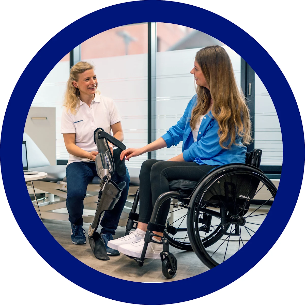 Un tecnico Ottobock.care mostra alla paziente in carrozzina una delle soluzioni ortopediche consigliate per la sua patologia