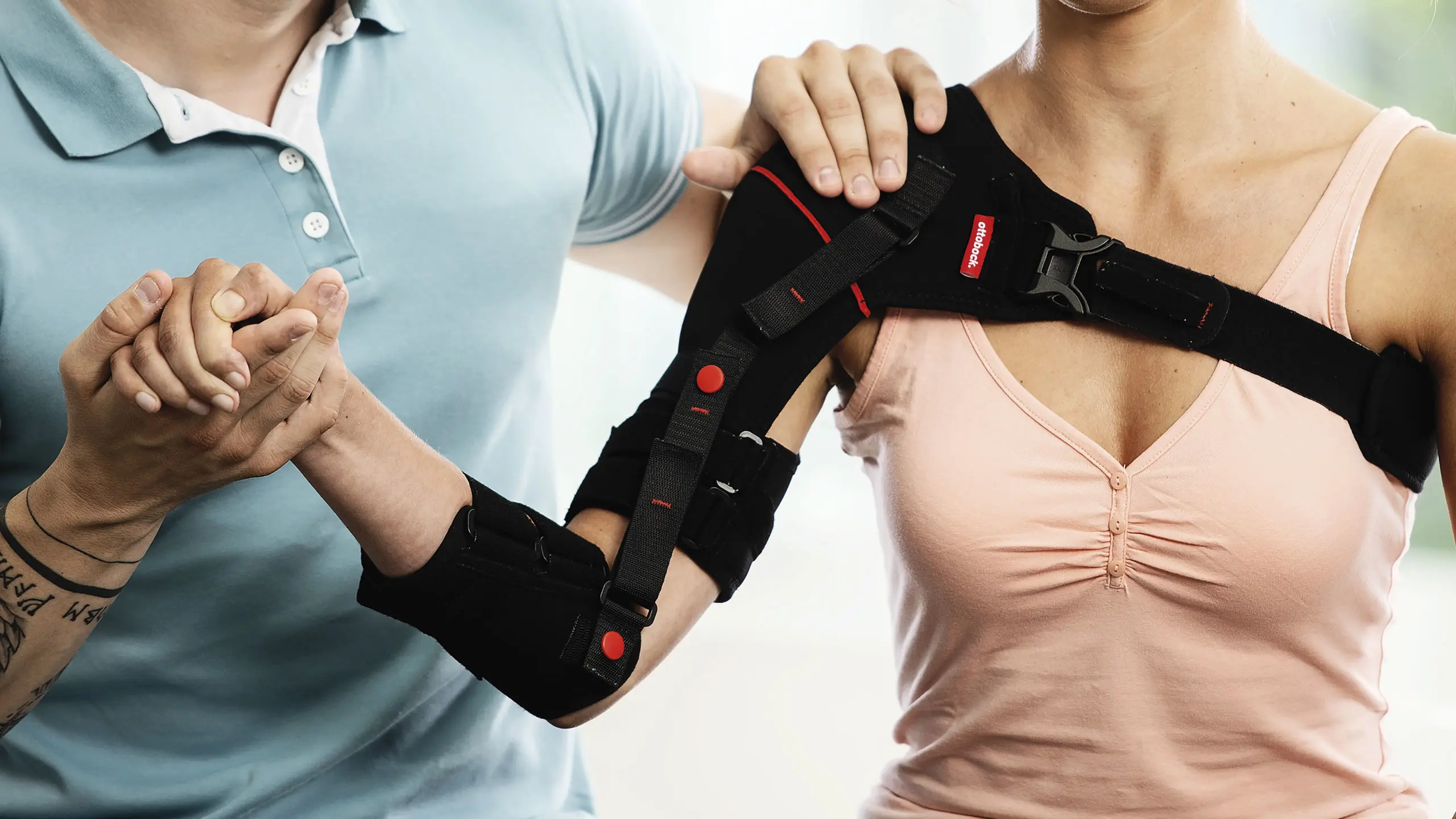 Dettaglio dell'ortesi Omo Neurexa Plus con la mano del fisioterapista appoggiata sulla spalla