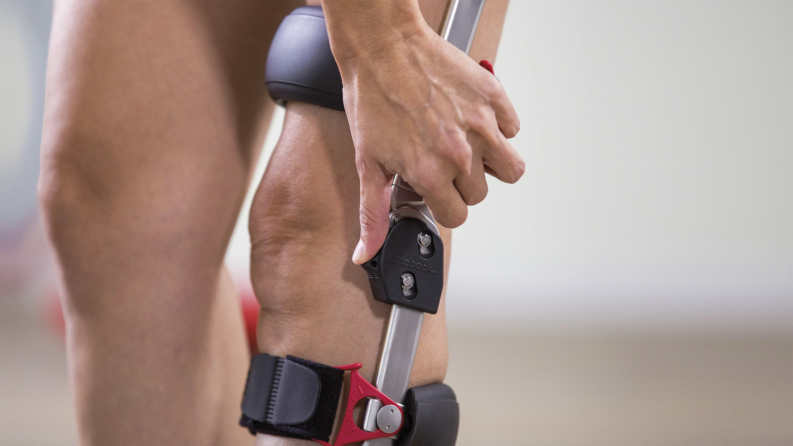 Dettaglio del pulsante di blocco/sblocco sull'articolazione dell'ortesi FreeWalk
