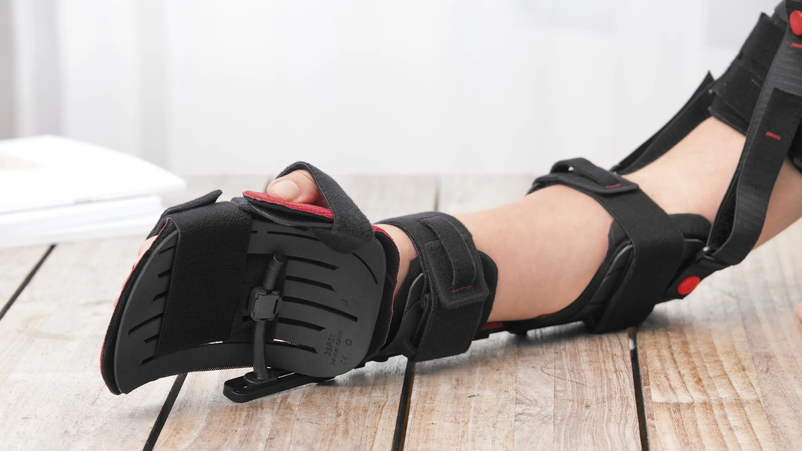 Dettagio dell'ortesi di polso Manu Neurexa Puls vista dal lato interno