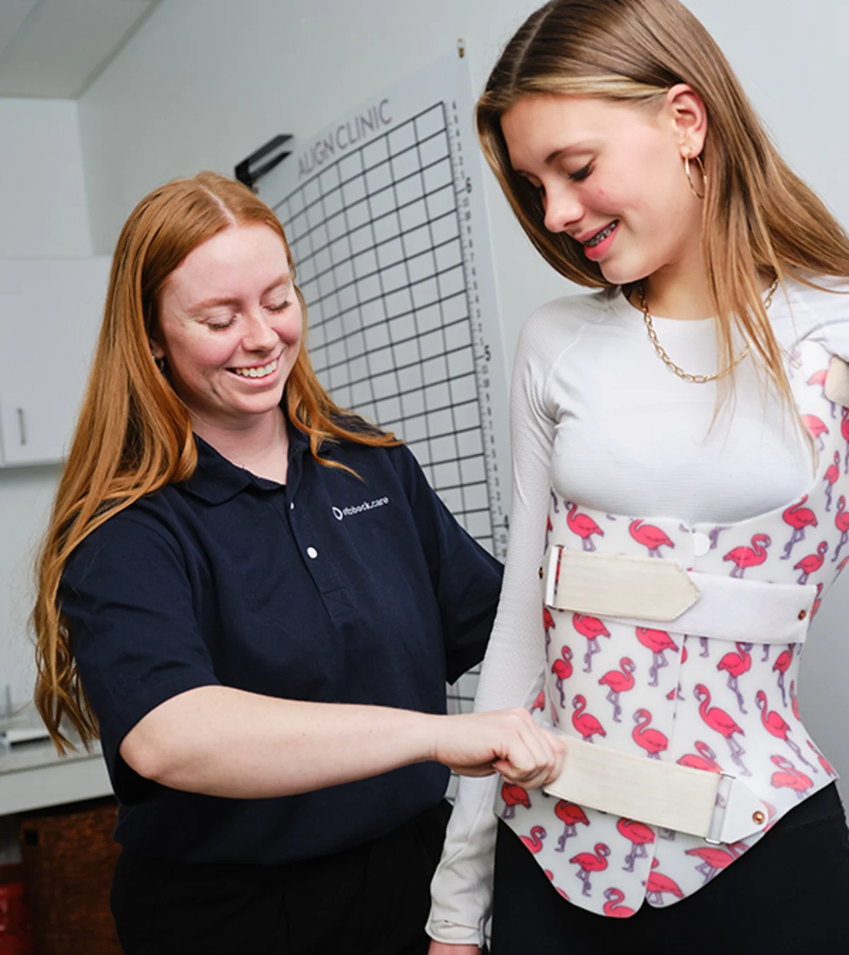 Un protésico certificado Ortocista que ayuda a un paciente con escoliosis a encajar en su ortodoncia correctiva espinal