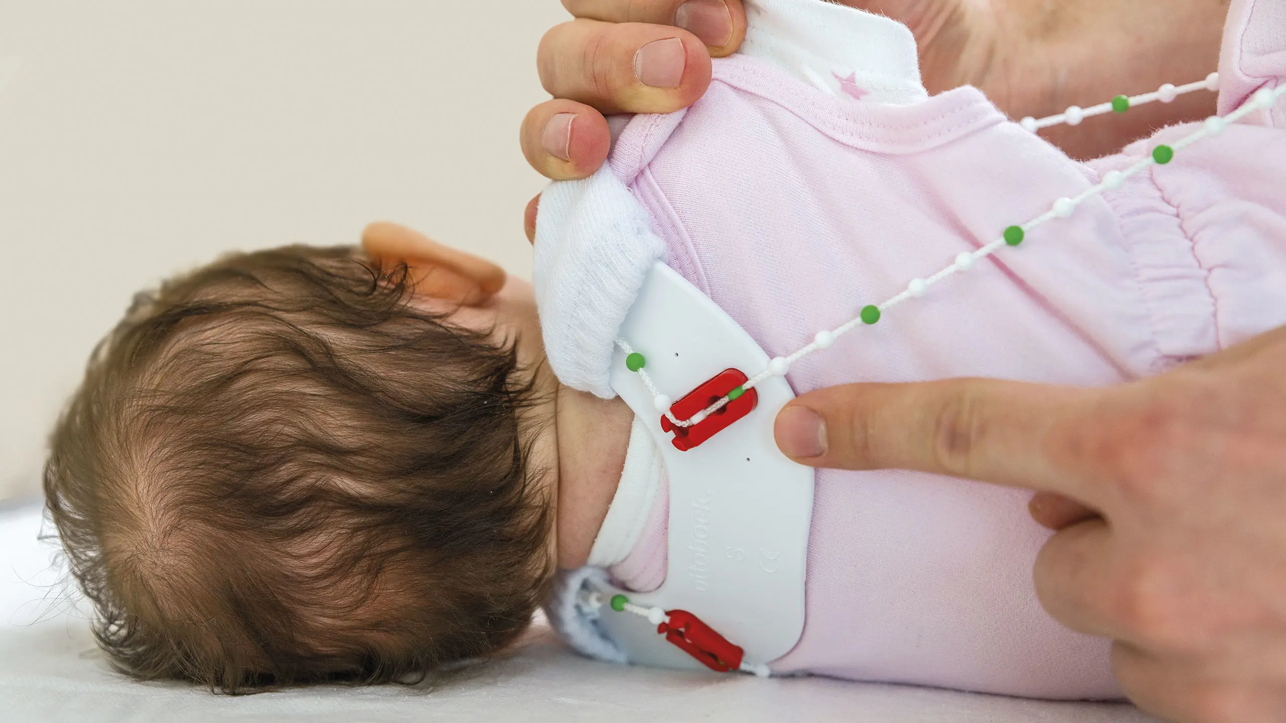 Dettaglio delle regolazioni sulla parte posteriore dell'ortesi d'anca Tubingen