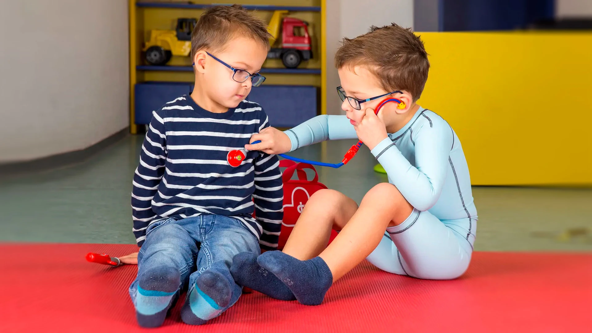 Due bambini giocano con uno stetoscopio