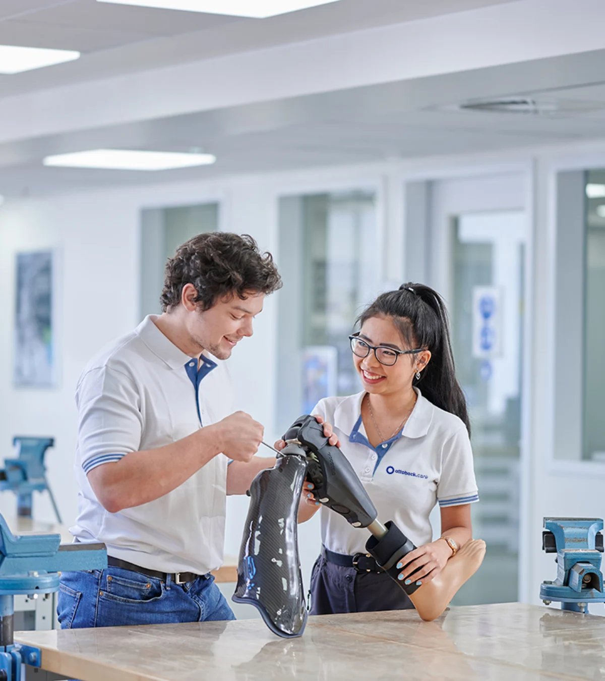 Dos ortocistas certificados (CPO) examinan una pierna protésica en un laboratorio de O&P