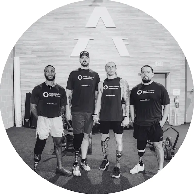 Un grupo de atletas adaptativos posando con sus prótesis deportivas