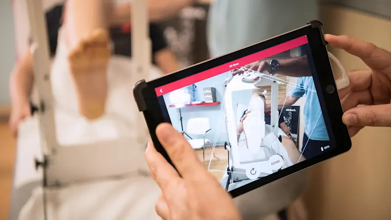Un tablet prende la scansione 3D del piede di un paziente in un centro Ottobock.care