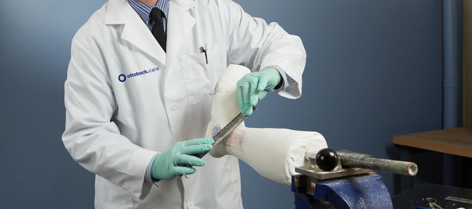 Un técnico de laboratorio ortopédico certificado que trabaja en el yeso de un paciente para un dispositivo ortésico personalizado