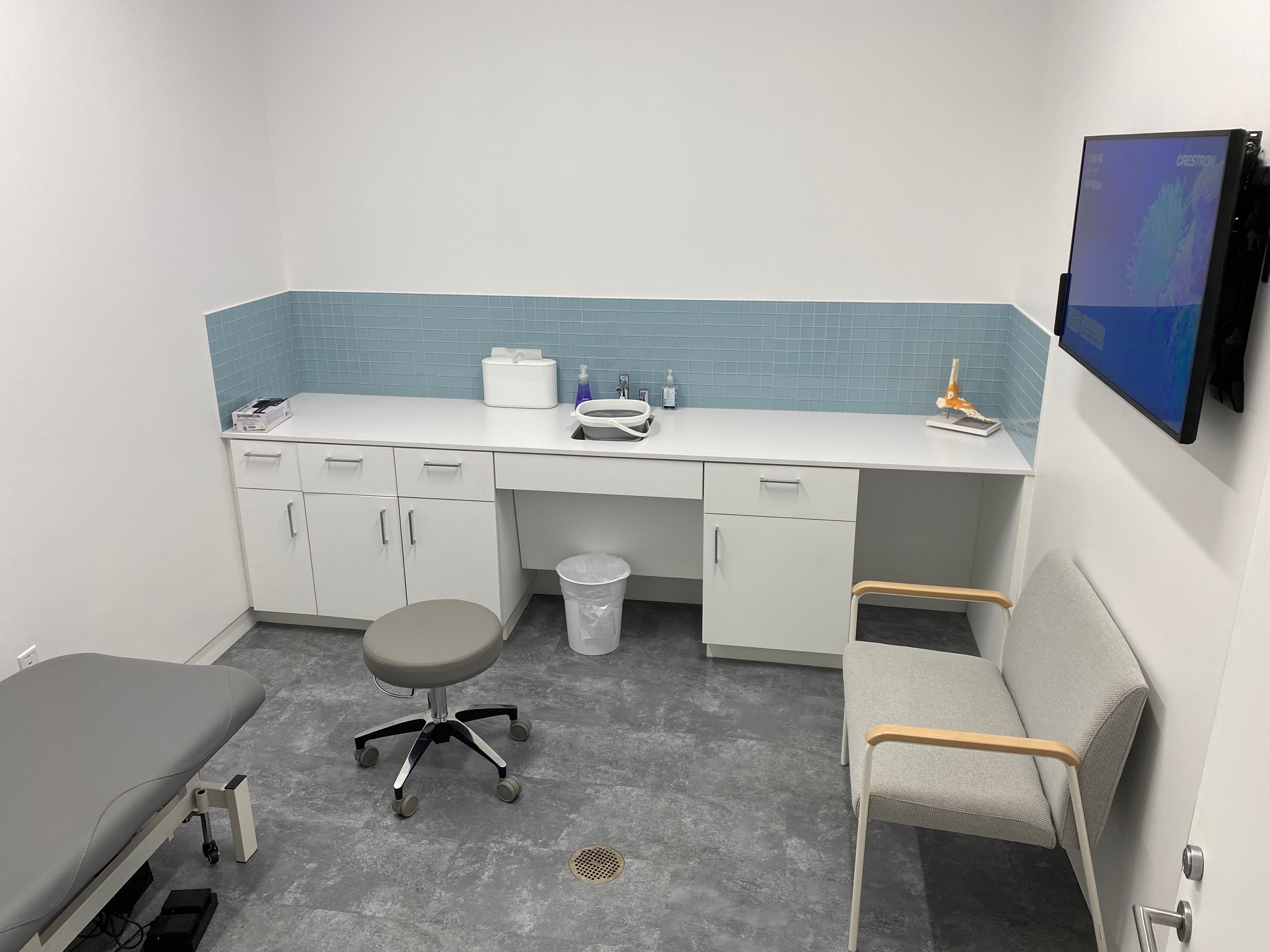 El interior de una sala de tratamiento de pacientes en un centro de Ottobock.care en Austin, TX