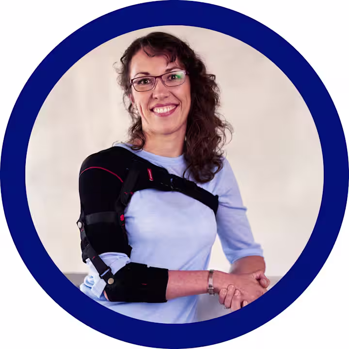 Una ragazza indossa l'ortesi neurologica per la spalla Omo Neurexa Plus sopra una maglia azzurra