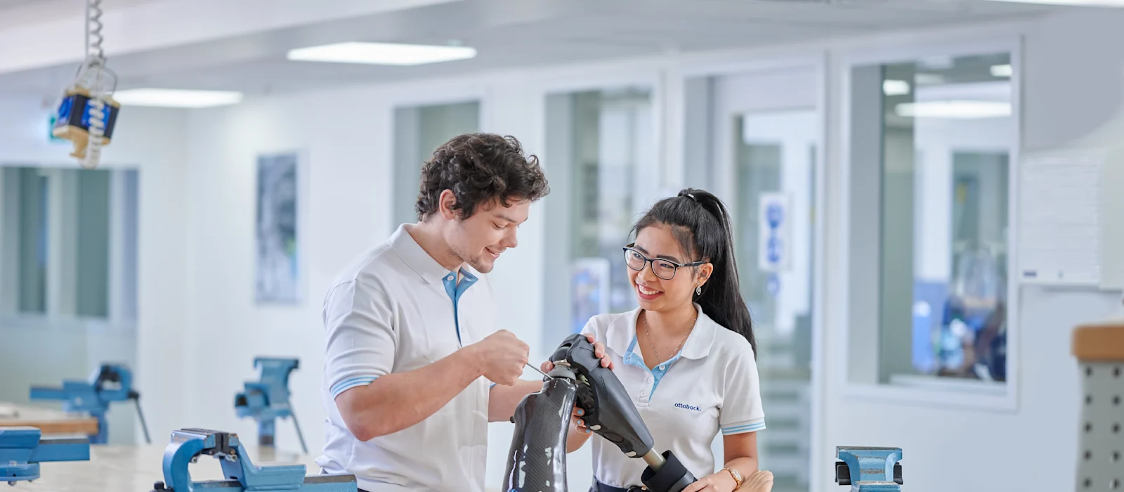 Profesionales técnicos protésicos revisando una pierna artificial en un laboratorio