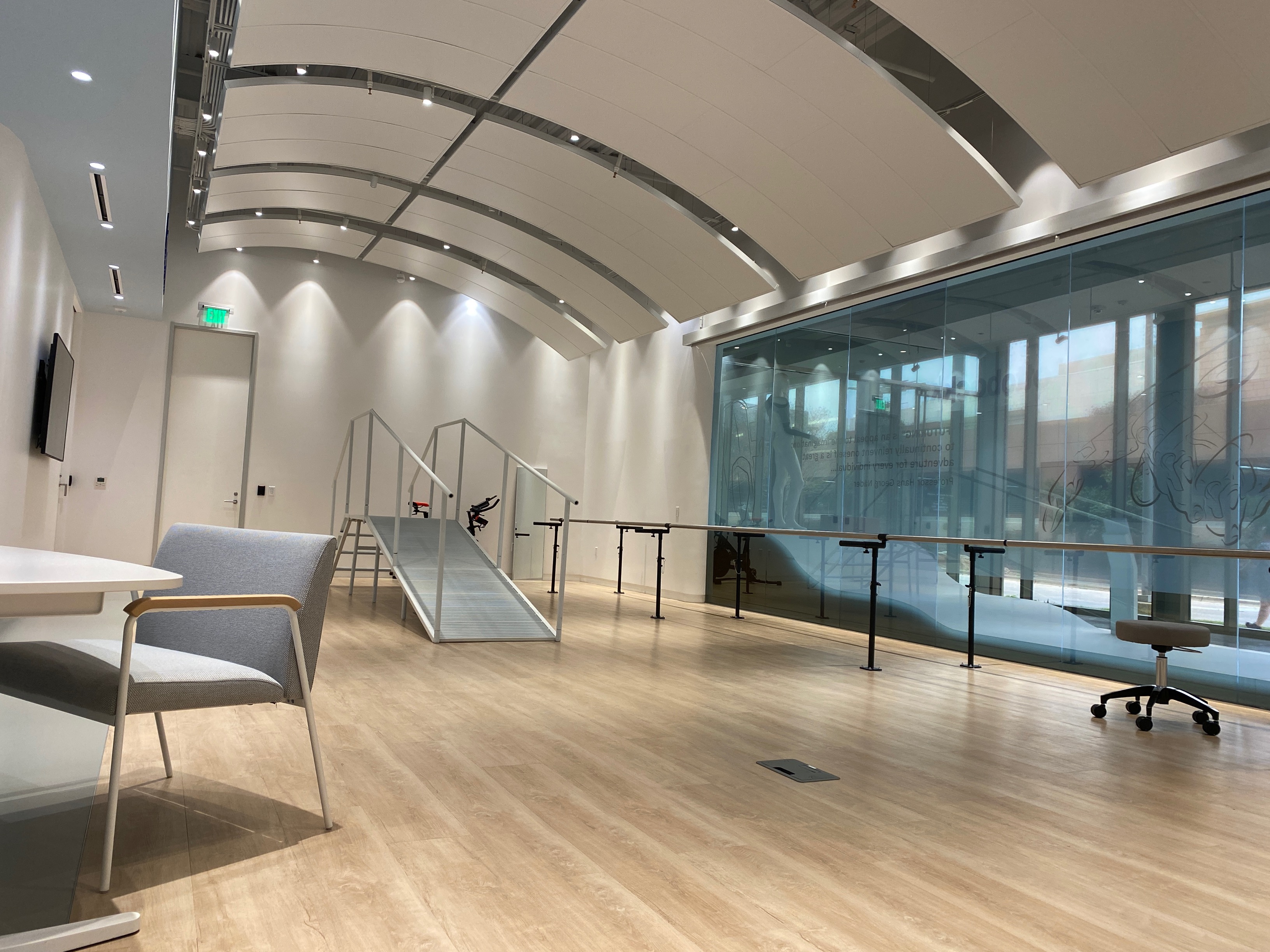 La sala de entrenamiento de marcha de un centro de tratamiento ortoprotésico Ottobock.care