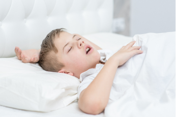 口を開けて寝ている男の子