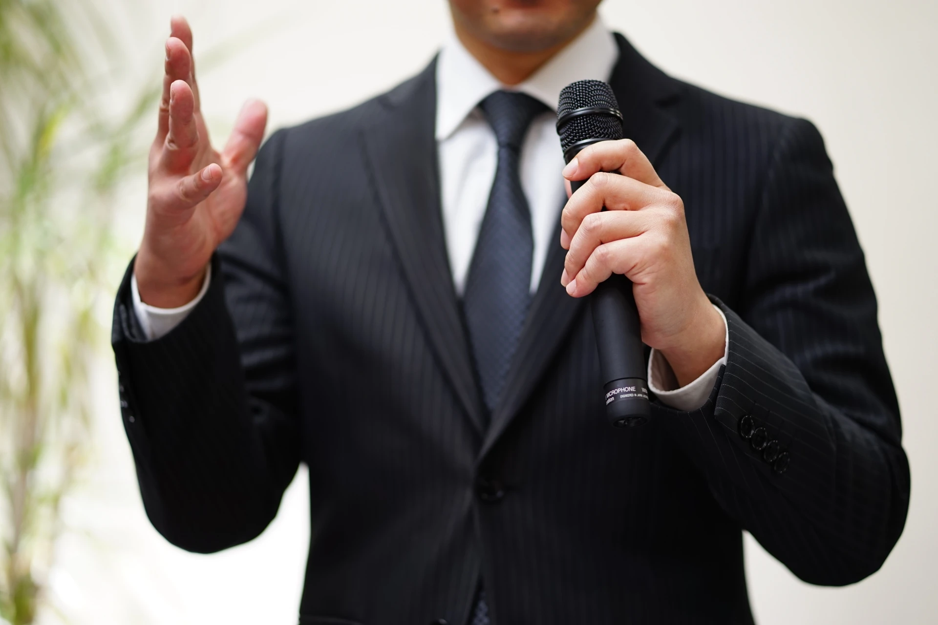 鋭いツッコミやMCで有名な人気芸能人も矯正を告白