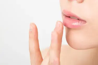 下唇が出ている人が行うべき治療法とは？下唇が出ている要因など専門医が解説！