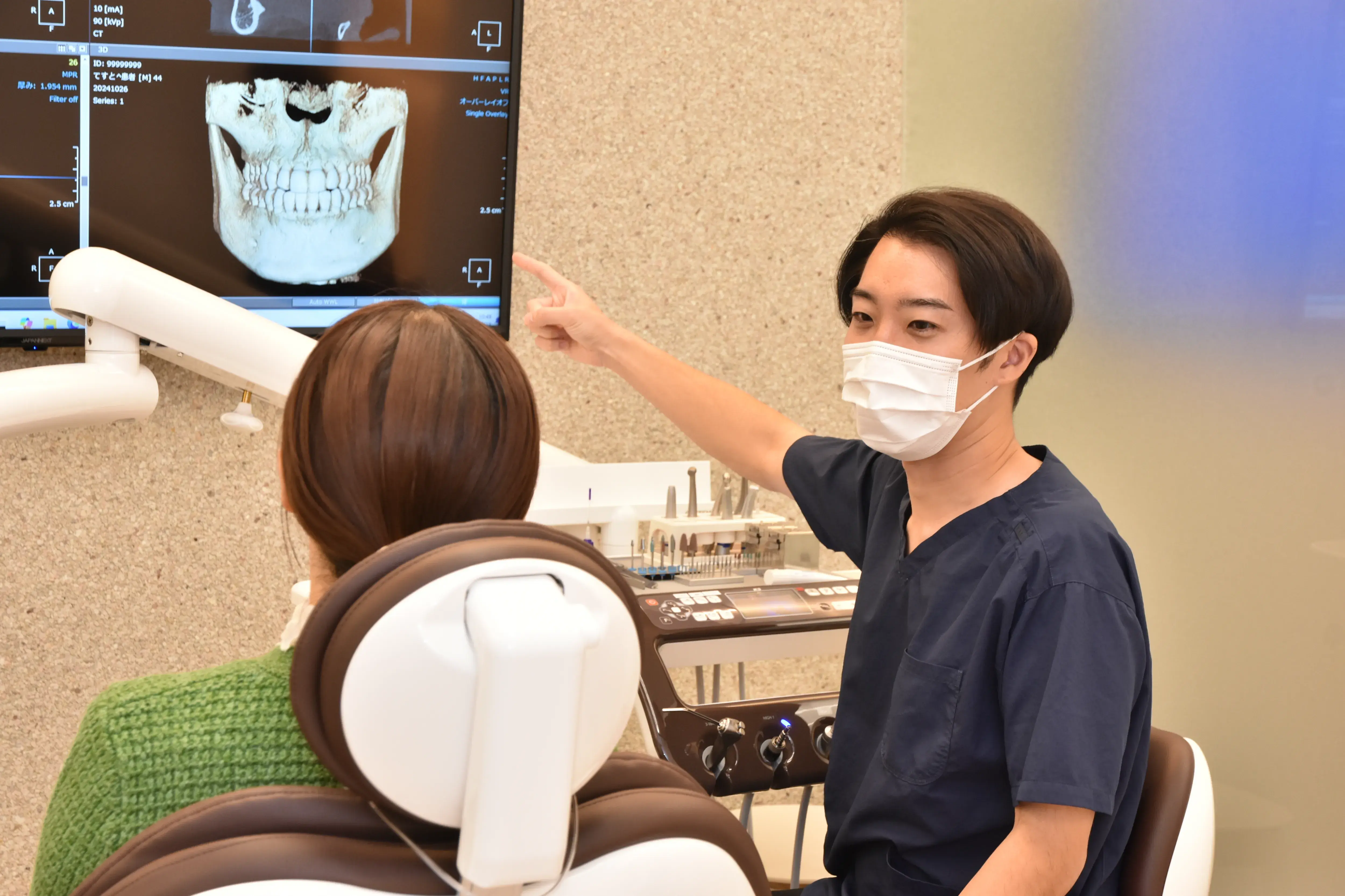 あきもと歯科 院長診察の様子