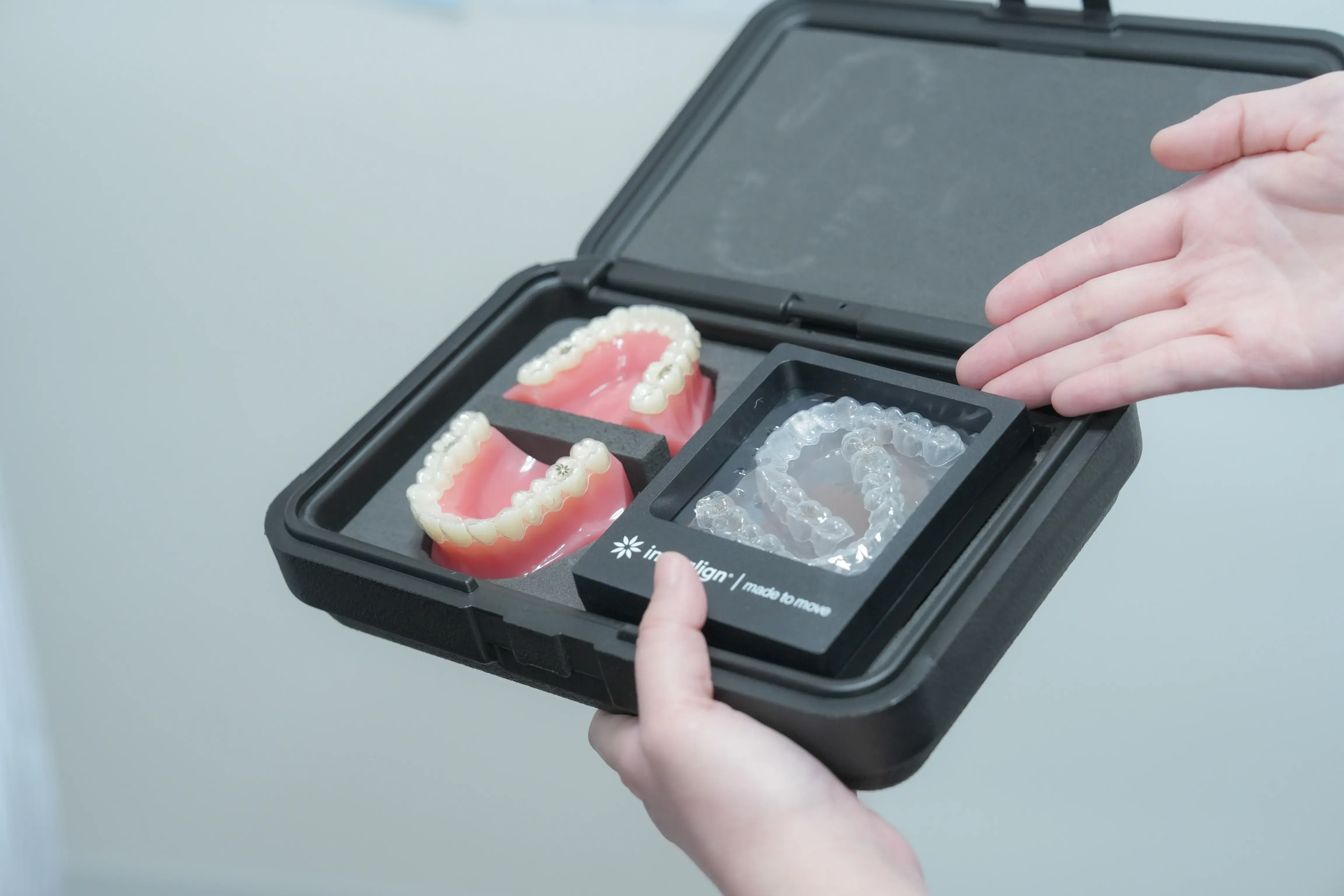 矯正していることが目立ちにくい