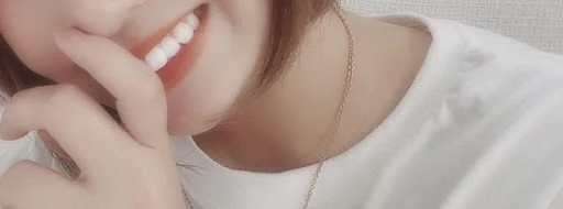 八重歯を気にする女性