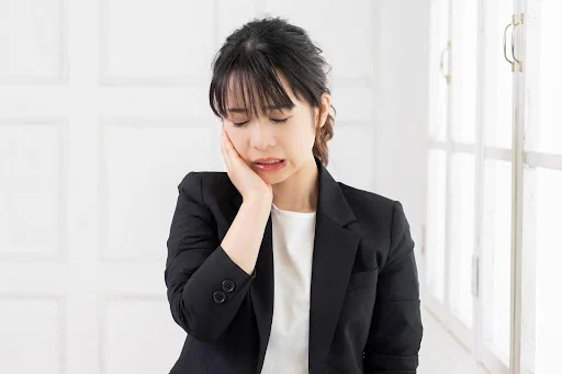 痛みを気にする女性