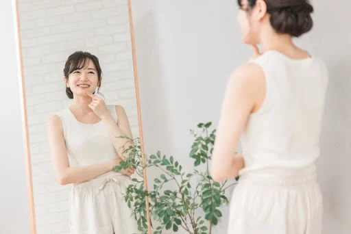 歯列矯正の変化を感じる女性