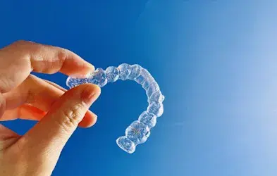 インビザライン矯正中でも食べられる食べ物って？注意点や食事の制限について解説