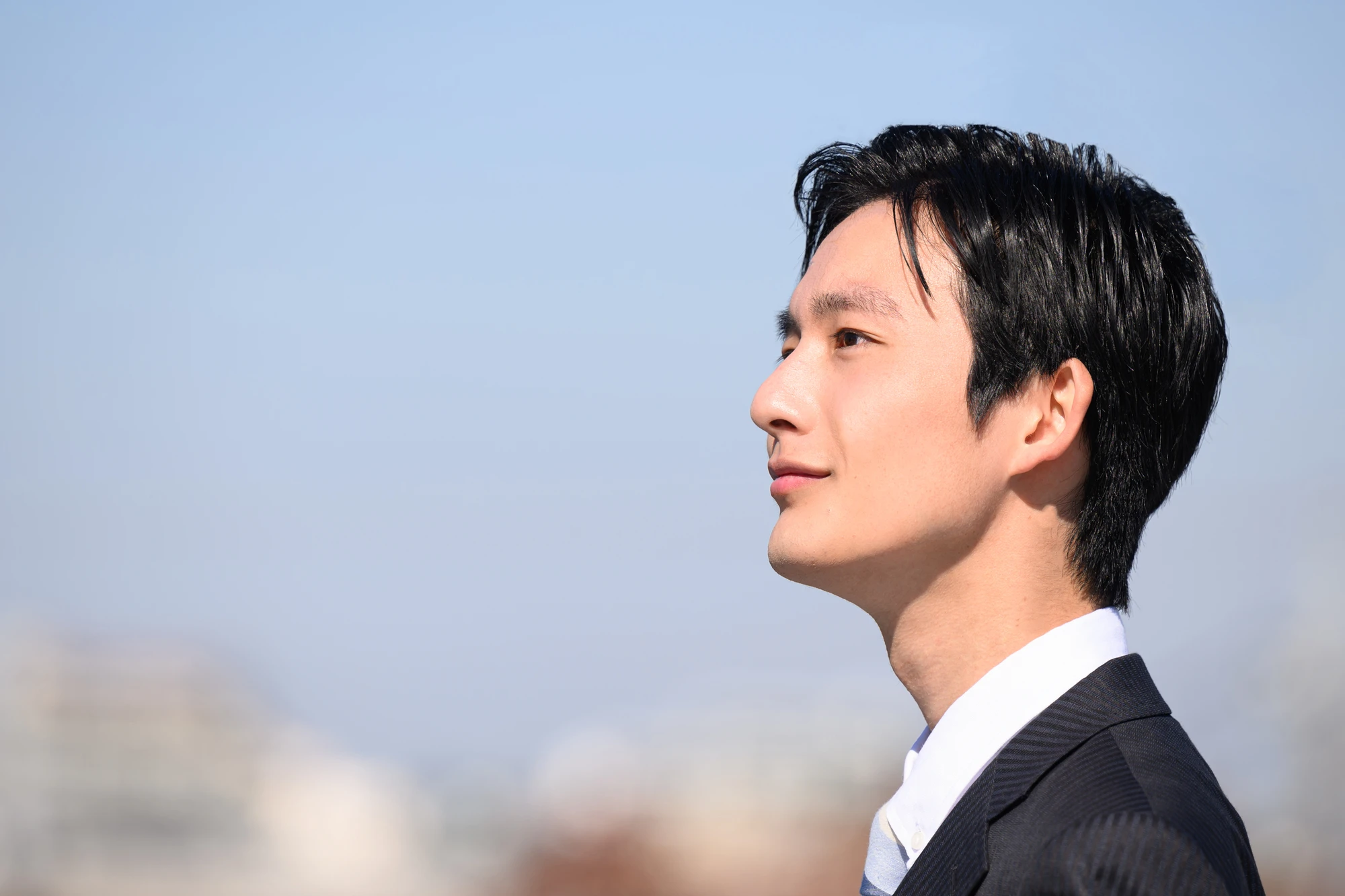 横顔イケメンの男性