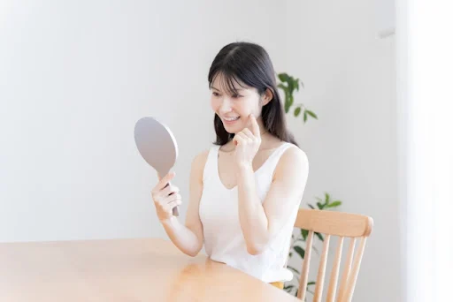 鏡を見る女性