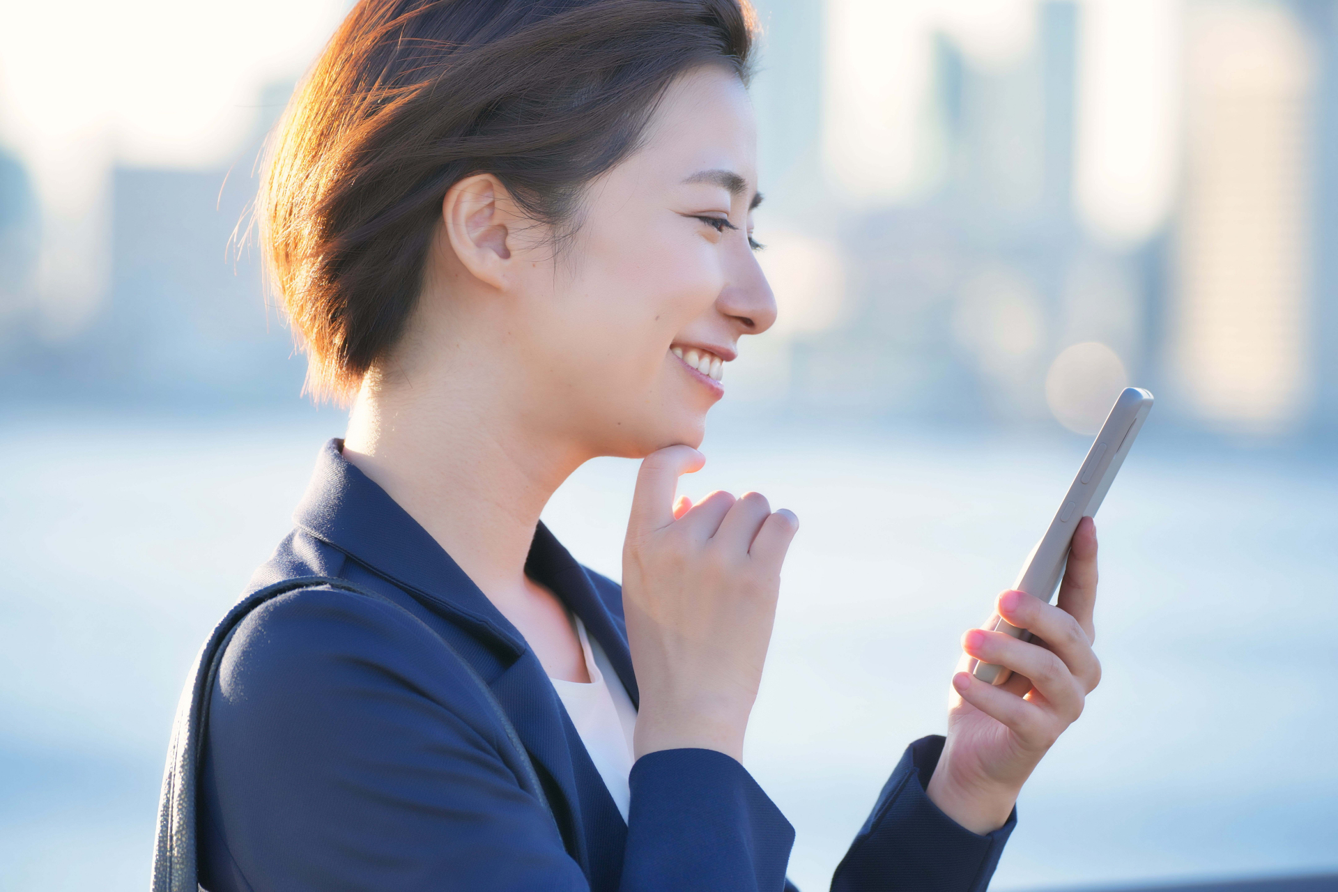 横顔が美人の女性