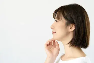 出っ歯の横顔は矯正で治せる？影響や矯正方法を解説！【歯科医監修】