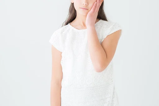 悩んでいる女性