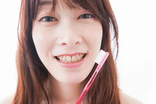 出っ歯を矯正中の女性