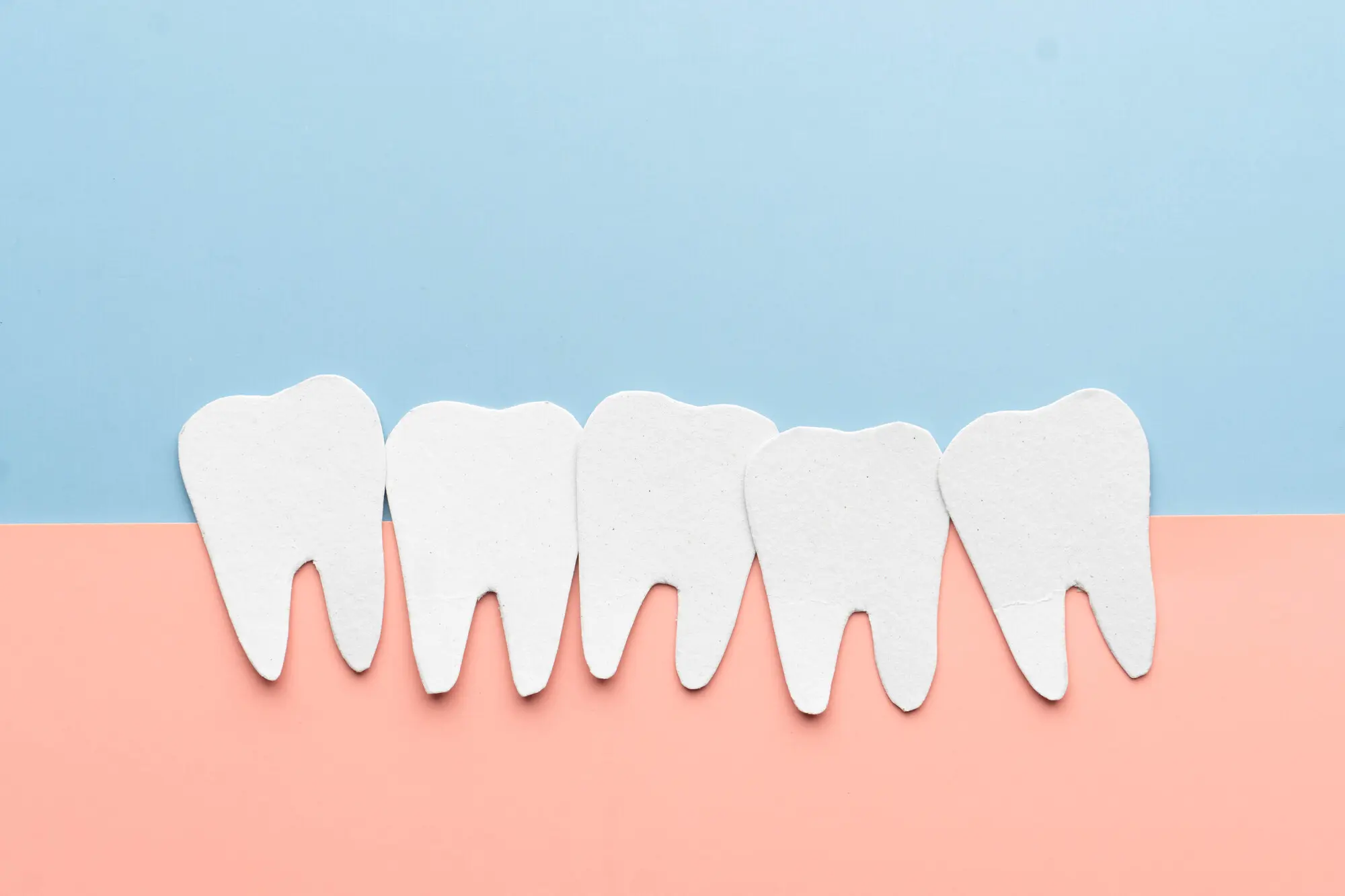 ガチャ歯とは？治療方法や矯正費用など徹底解説【歯科医監修】|【公式】スマイルモア矯正