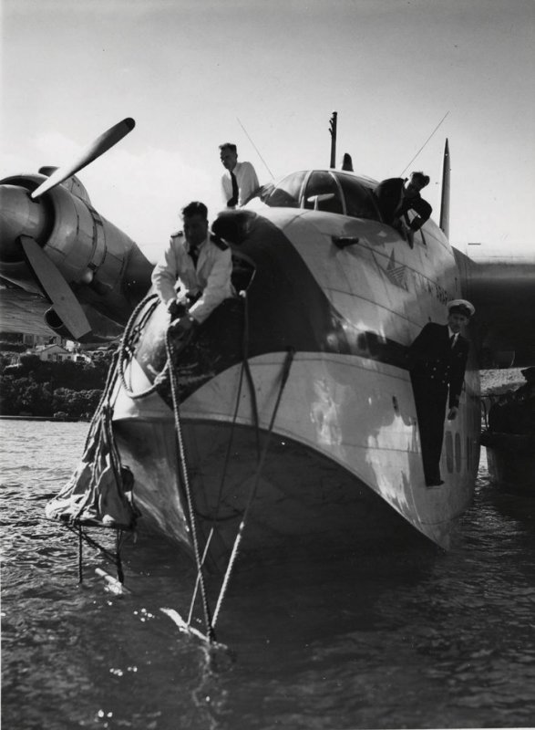 TEAL Solent R.M.A. Ararangi, ZK-AMM berthing at Evans Bay, Wellington, 18 October 1949. Whites Aviation Limited. 18 Oct 1949. TEAL Mechanics Bay Base, 14–6693. Walsh Memorial Library, The Museum of Transport and Technology (MOTAT)