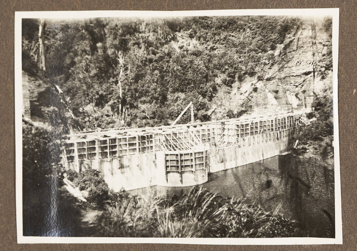 Construction of dam on Nihotupu River. Gary White. 1920s-1930s