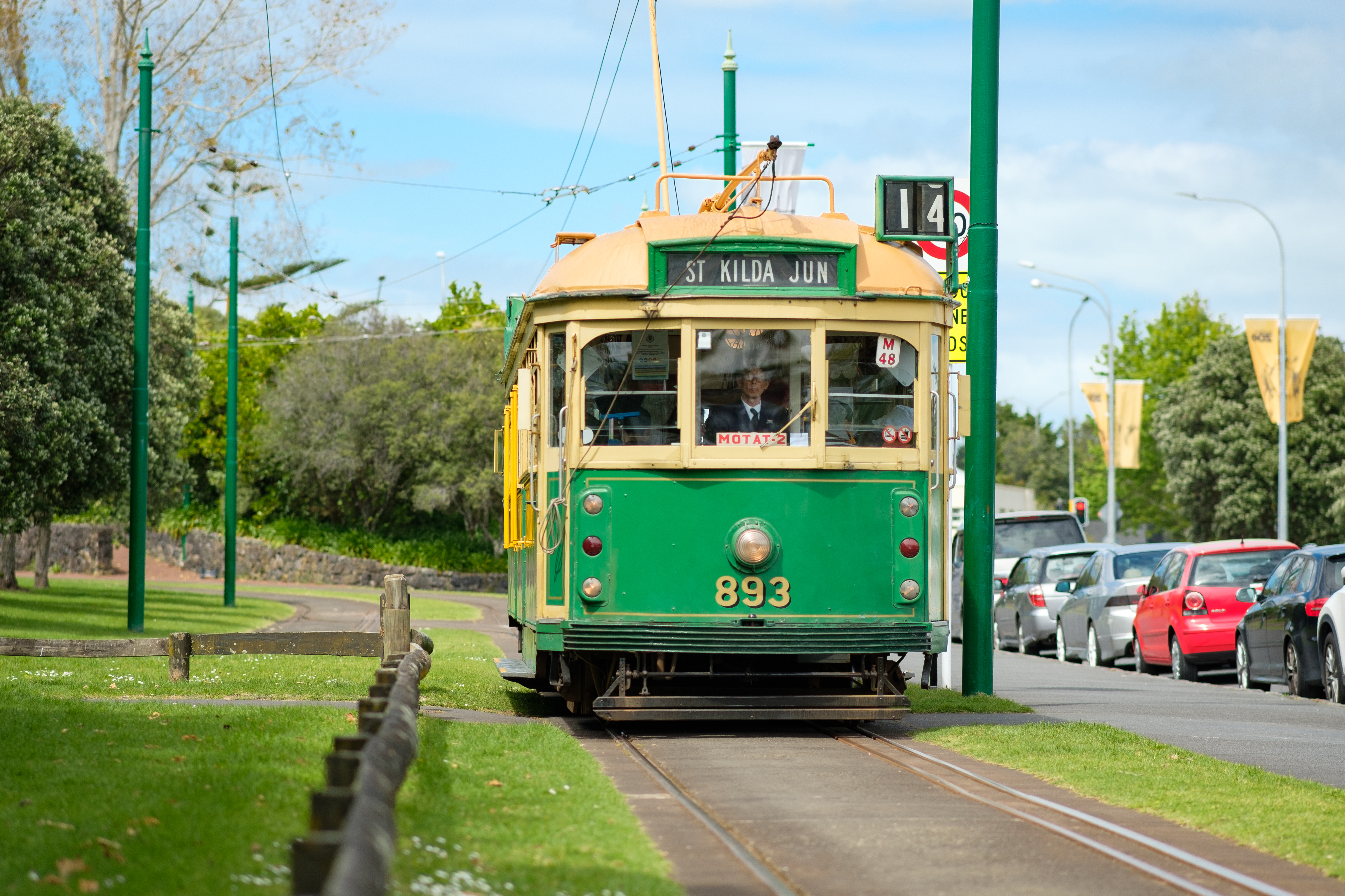 tram 893