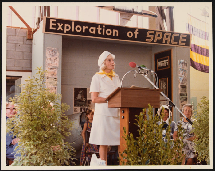 Jean Batten speaking at the opening ceremony of the Pioneers of Aviation Building (1977) 