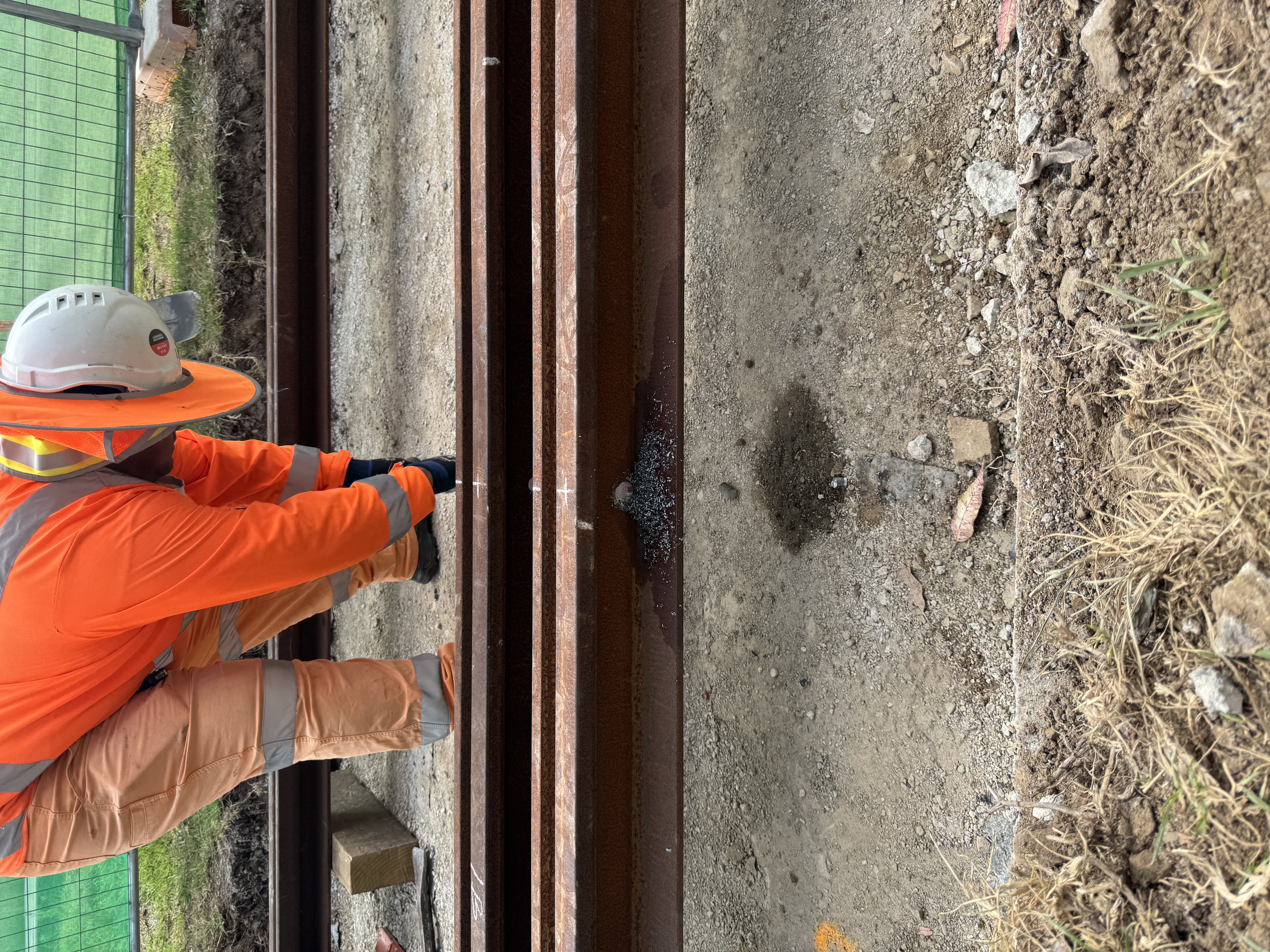 Steel rods keep the rails stable and equidistant before welding