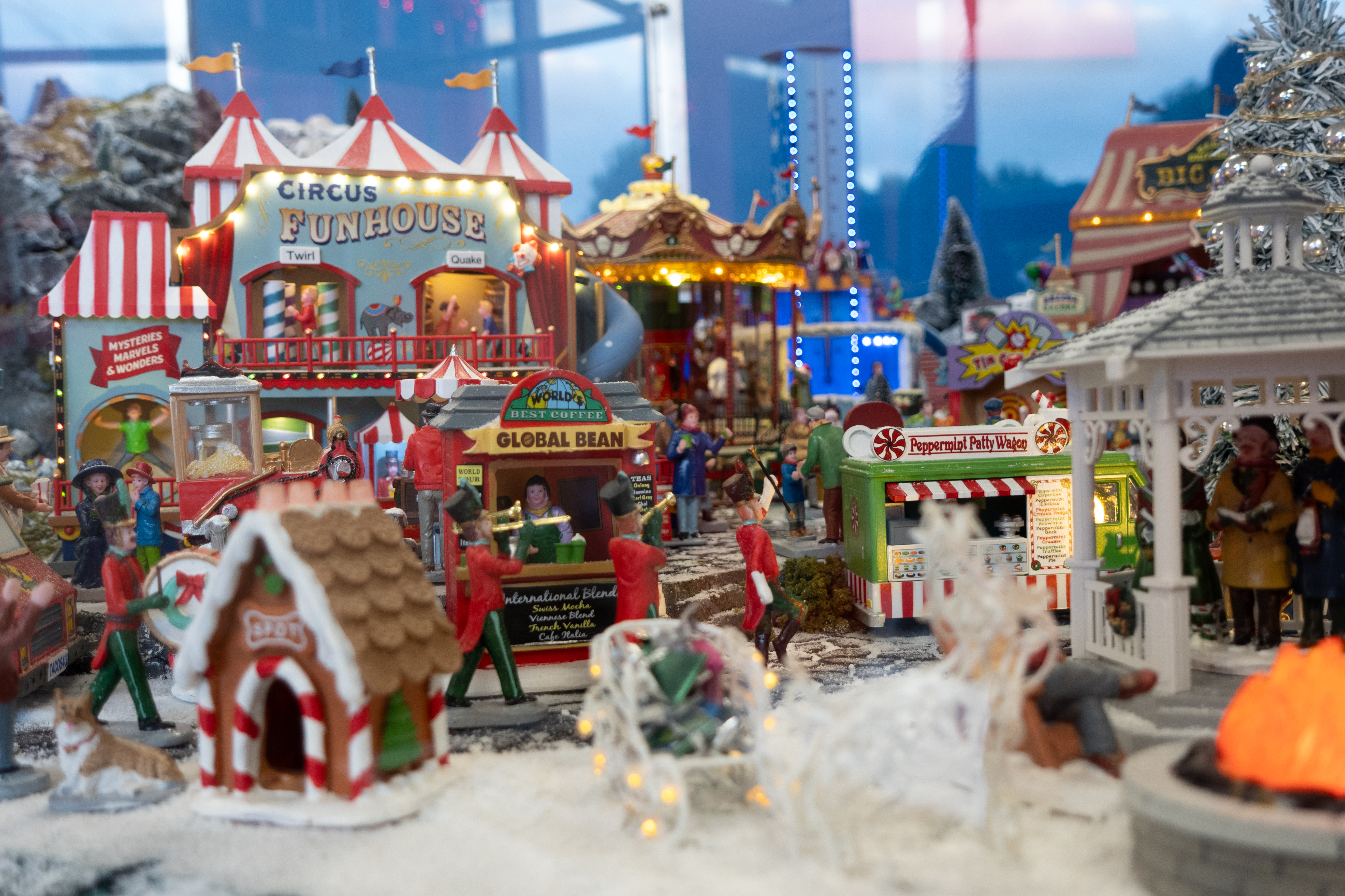 Discover the mini christmas village