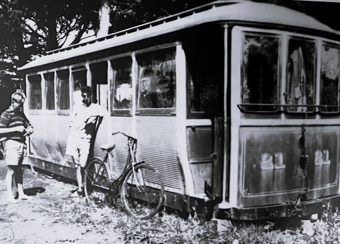 Trailer No.21 when used as a shed in Whanganui. Photograph reproduced courtesty of the Ian Stewart Collection, photographer unknown.