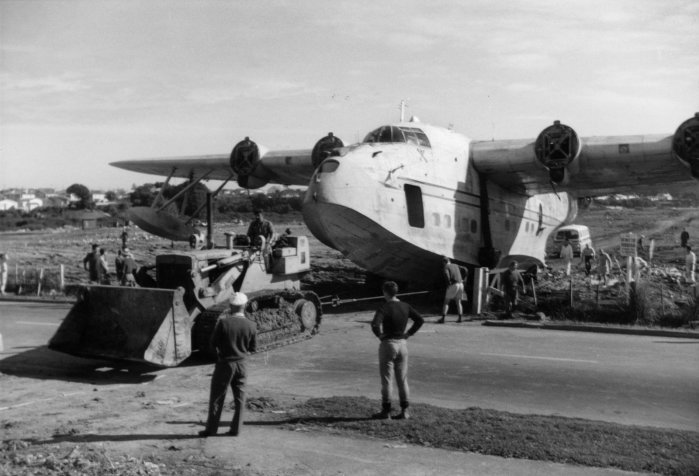 Short Solent: arriving at Meola Road (1966)