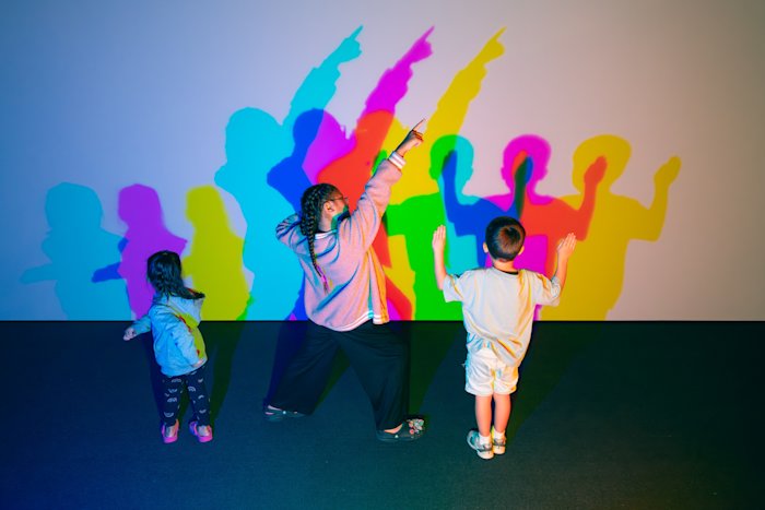 Coloured shadows – Light and Colour