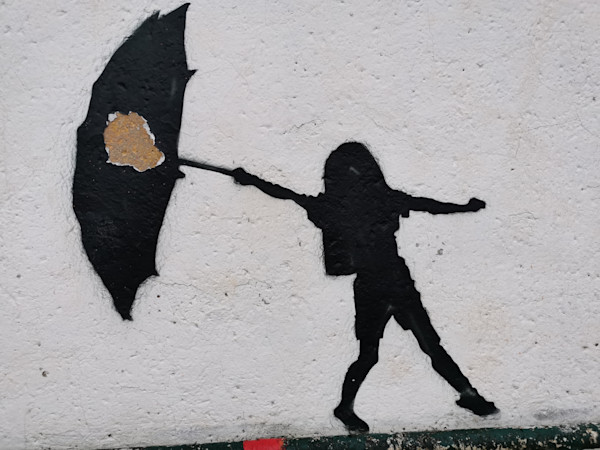 Street Art im Niesel: Das Mädchen mit dem Regenschirm