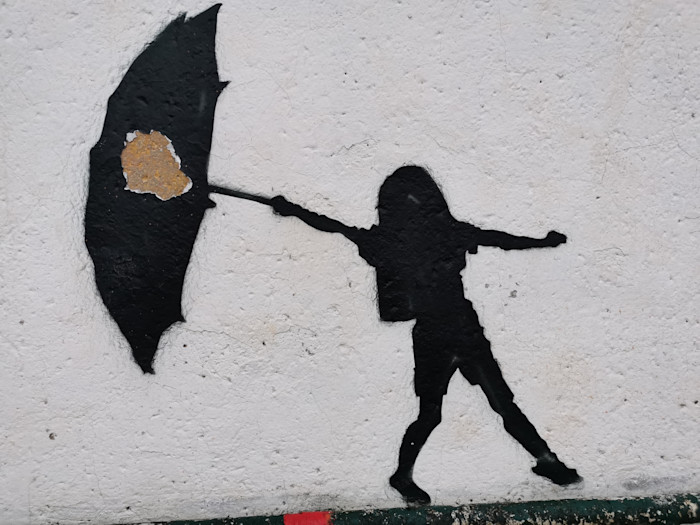 Street Art im Niesel: Das Mädchen mit dem Regenschirm