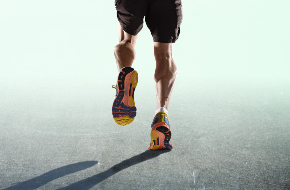 Какая нога сильнее. Атлетические ноги. Ноги спортивного человека. Ноги бегущего человека. Голени спортсмена фон.