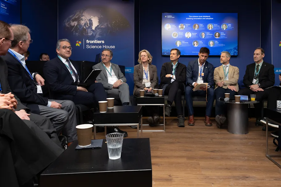 "2050 ஆம் ஆண்டிற்குள் புற்றுநோயை விட அதிக உயிர்களை பலி கொள்ளும் நுண்ணுயிர்க்கொல்லி எதிர்ப்பு தொற்றுநோய் பற்றி டாவோசில் யாரும் பேசவில்லை" – முன்னணி விஞ்ஞானிகள் ஃப்ரண்டியர்ஸ் சயின்ஸ் ஹவுஸில் கருத்து வெளியிட்டனர்.