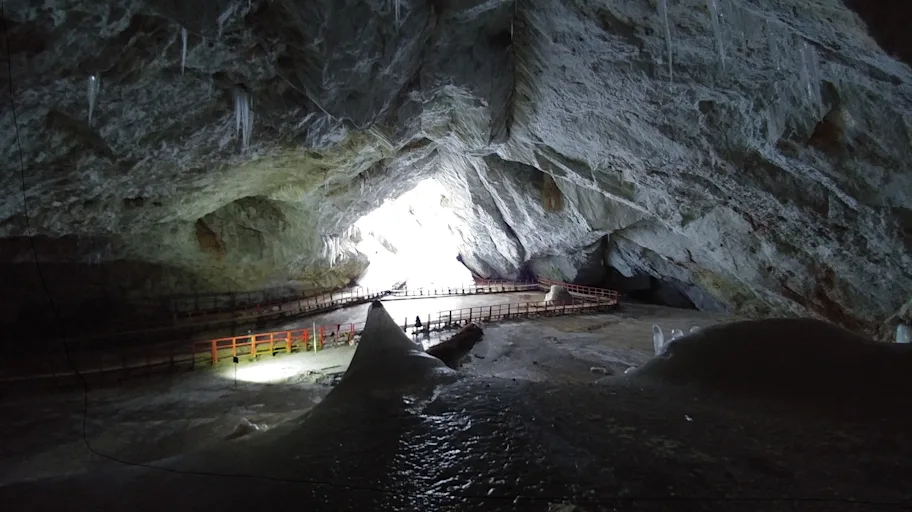 Bacteria frozen in ancient underground ice cave found to be resistant against 10 modern antibiotics