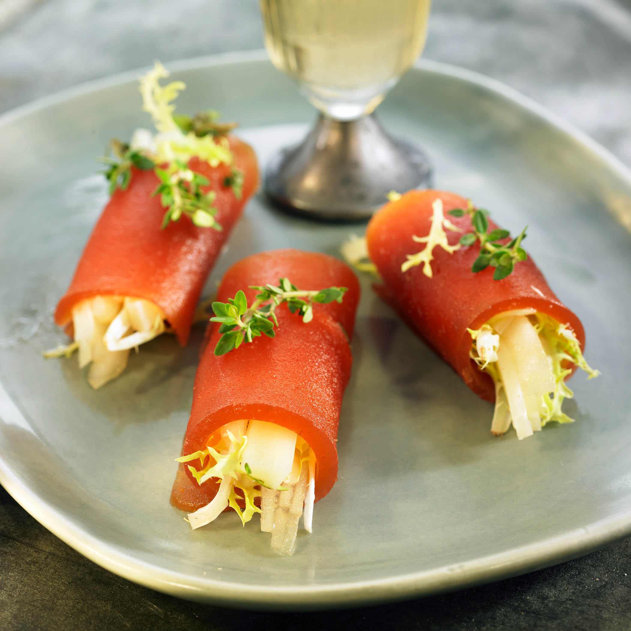 Canelons de codonyat amb escarola i pera