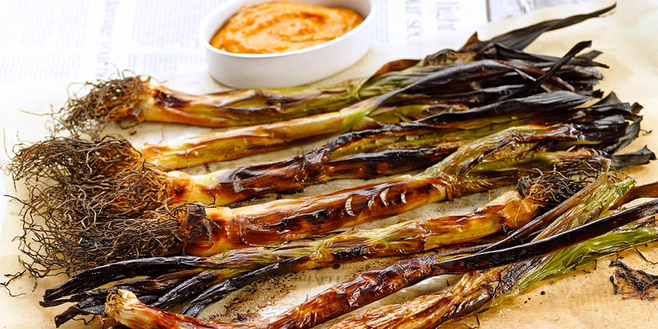 Calçots al forn amb romesco