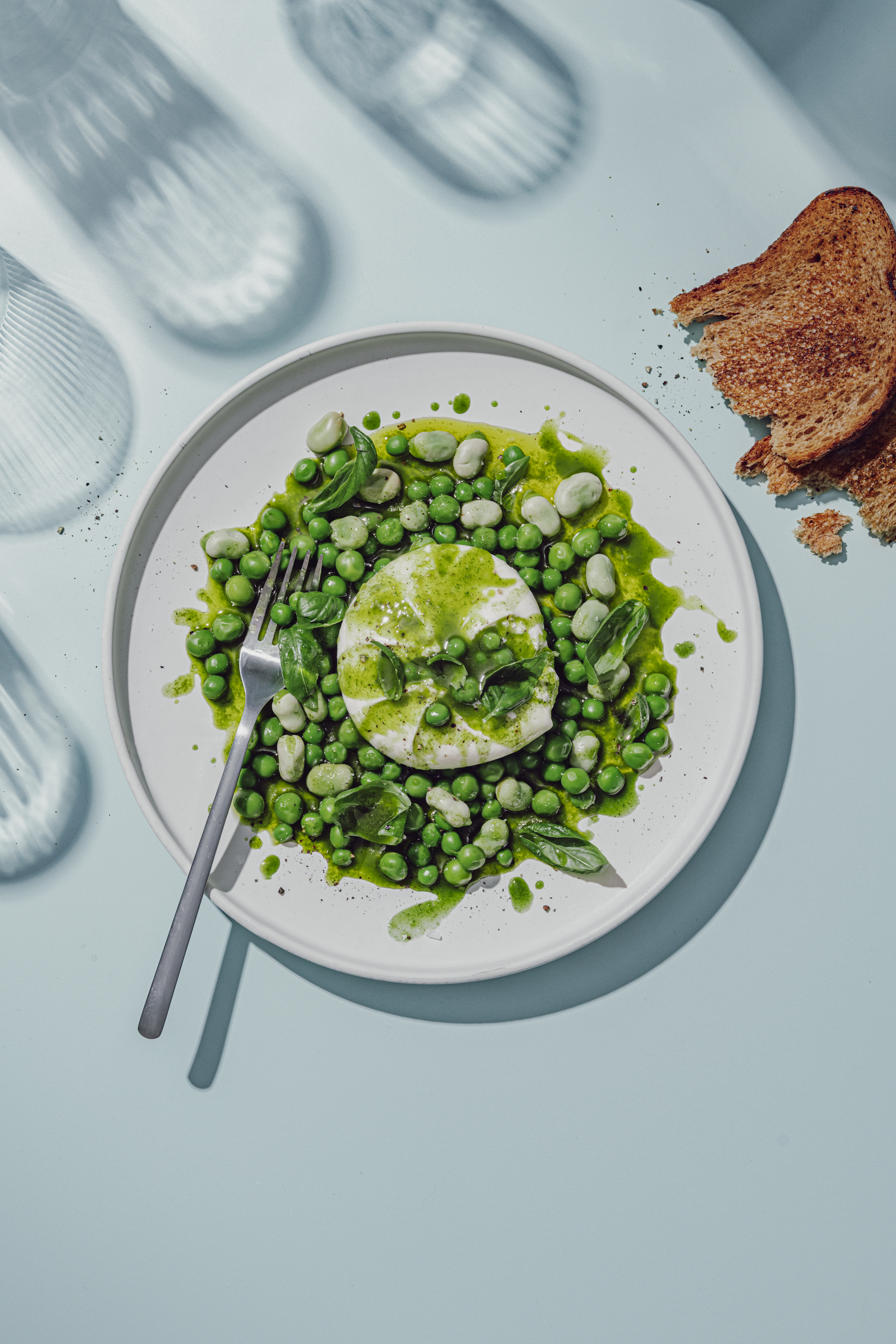 Burrata amb pèsols i faves