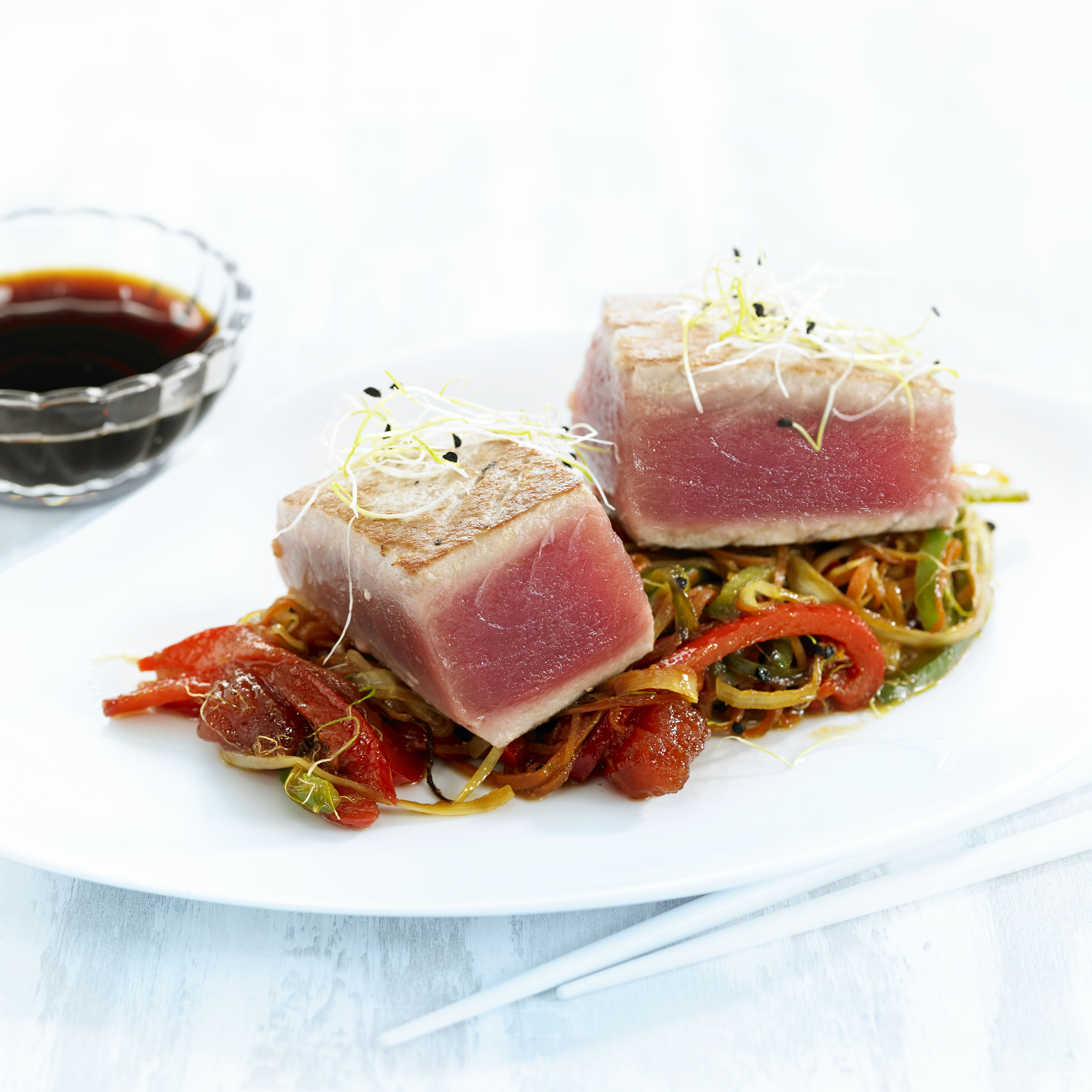 Tataki de tonyina amb verdures saltades