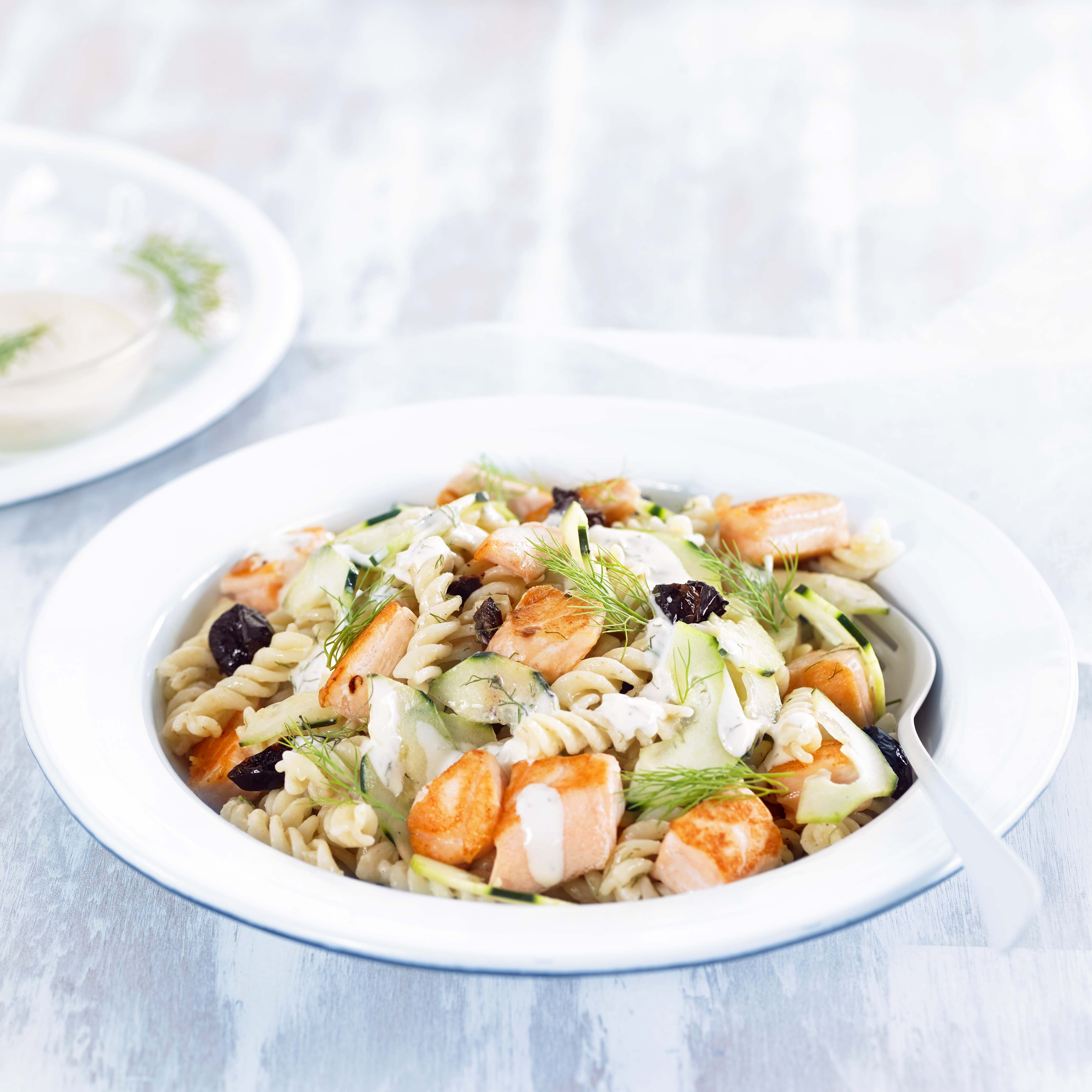 Amanida de pasta amb salmó i cogombre